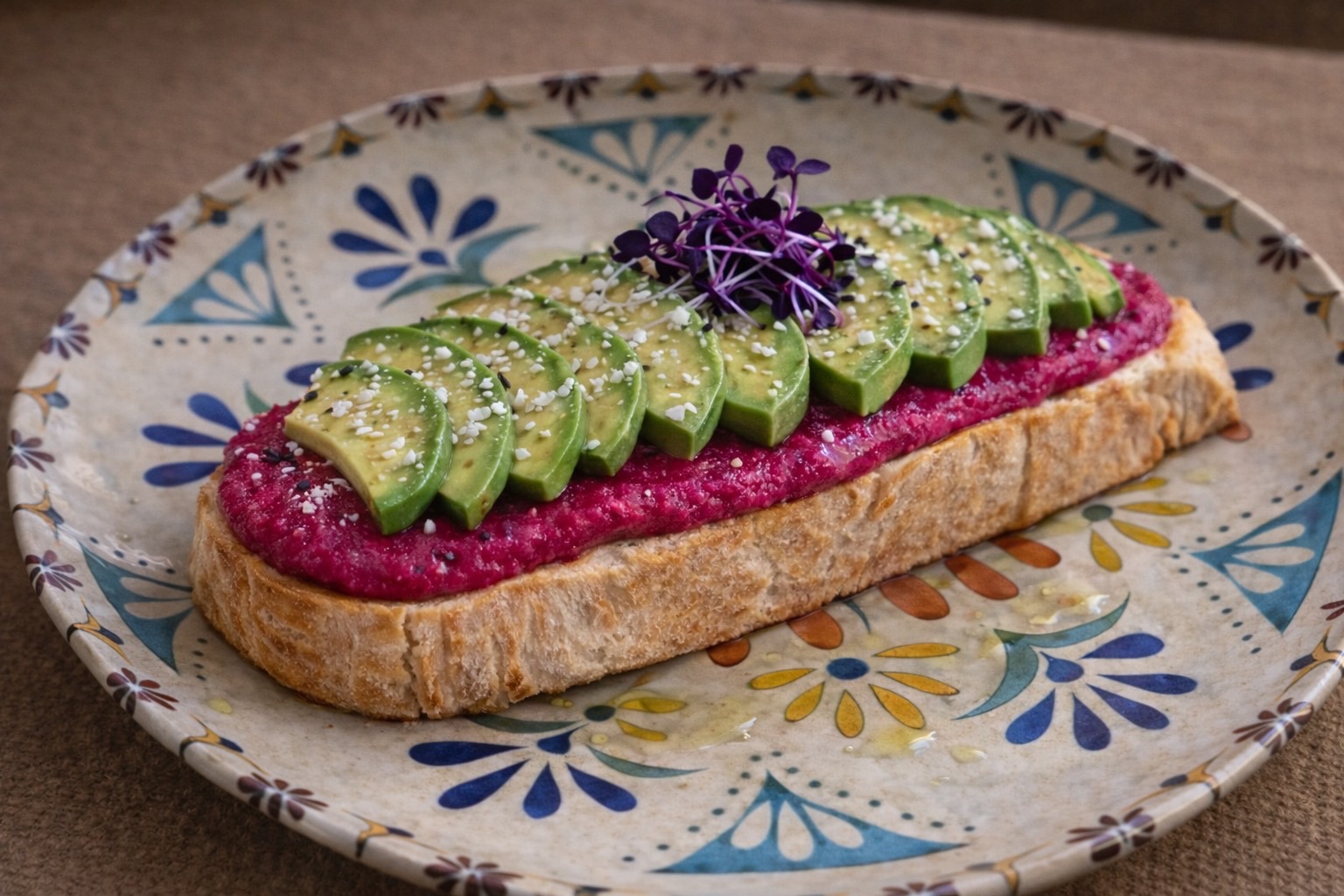 TOSTA HUMMUS REMOLACHA Y AGUACATE